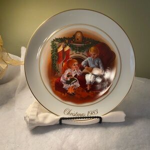Vintage Avon Christmas 1983 Decorative Plate